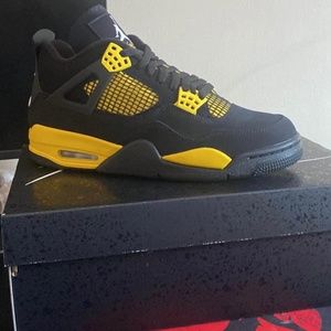 Air Jordan Retro 4 “Thunder”
